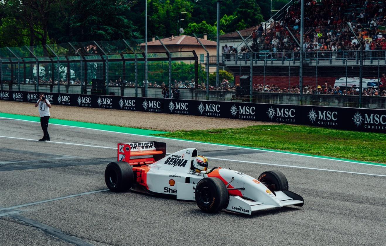 Tribute to Senna with the iconic McLaren Formula 1 car